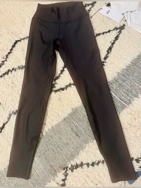 Brand new never worn ALO Yoga Black Athletic Leggings size L